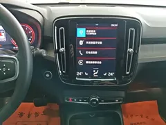2021 Volvo XC40 T4 4WD Luxury, белый — фото 13