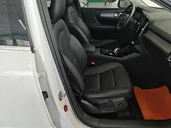 2021 Volvo XC40 T4 4WD Luxury, белый — фото 25