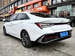 2023 Hyundai Elantra 1.5L CVT LUX Premium, белый — фото 4