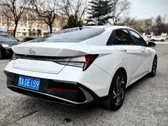 2023 Hyundai Elantra 1.5L CVT LUX Premium, белый — фото 6