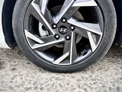 2023 Hyundai Elantra 1.5L CVT LUX Premium, белый — фото 9