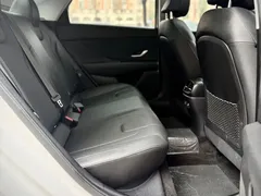 2023 Hyundai Elantra 1.5L CVT LUX Premium, белый — фото 12