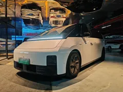 2025 Li Auto MEGA Ultra Smart Refresh, белый — фото 1