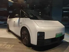 2025 Li Auto MEGA Ultra Smart Refresh, белый — фото 3