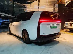2025 Li Auto MEGA Ultra Smart Refresh, белый — фото 4