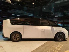 2025 Li Auto MEGA Ultra Smart Refresh, белый — фото 8