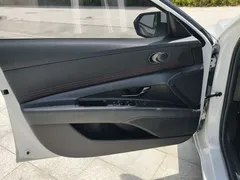 2021 Hyundai Elantra 240TGDi DCT LUX Premium, белый — фото 25