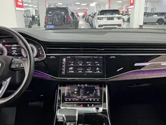 2022 Audi Q7 55 TFSI quattro S line Sport, чёрный — фото 11