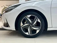 2022 Hyundai Elantra 1.5L CVT LUX Premium, белый — фото 8