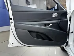 2022 Hyundai Elantra 1.5L CVT LUX Premium, белый — фото 23