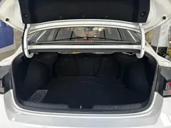 2022 Hyundai Elantra 1.5L CVT LUX Premium, белый — фото 25