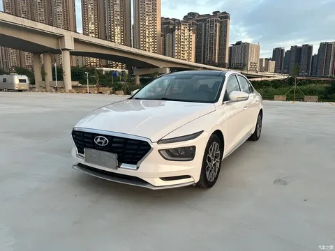 2021 Hyundai Famous Picture 1.8L CVT GLX Elite