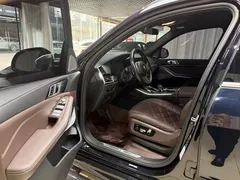 2022 BMW X5 40Li Premium M Sport Package, чёрный — фото 4