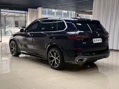 2022 BMW X5 40Li Premium M Sport Package, чёрный — фото 7