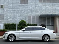 2021 BMW 5 Series 5 535Le, белый — фото 3