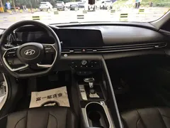 2022 Hyundai Elantra 1.5L CVT LUX Premium, белый — фото 16