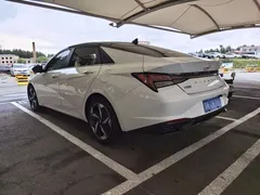 2022 Hyundai Elantra 1.5L CVT LUX Premium, белый — фото 17