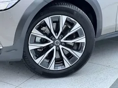 2022 Volvo V90 Cross Country B5 AWD — фото 10