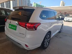 2021 Mitsubishi Outlander 2.0L 2WD 5, белый — фото 5
