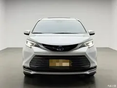 2023 Toyota Sienna 2.5L Hybrid Premium — фото 2