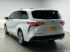 2023 Toyota Sienna 2.5L Hybrid Premium — фото 5