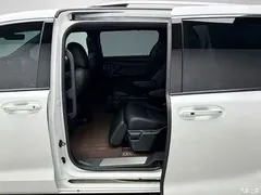 2023 Toyota Sienna 2.5L Hybrid Premium — фото 10