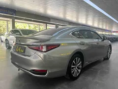 2020 Lexus ES 300h — фото 4