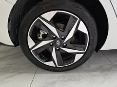 2022 Hyundai Elantra 1.5L CVT LUX Premium, белый — фото 16