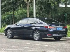 2021 Lexus ES 300h, чёрный — фото 4