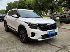 2023 Kia Seltos 1.5L CVT Luxury, белый — фото 3