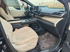 2023 Toyota Sienna 2.5L Hybrid Premium, чёрный — фото 13