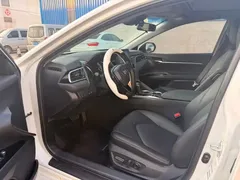 2023 Toyota Camry Hybrid 2.5HGVP Advanced, белый — фото 4