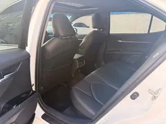 2023 Toyota Camry Hybrid 2.5HGVP Advanced, белый — фото 6