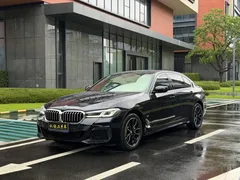 2022 BMW 5 Series 530Li M sports, чёрный — фото 1