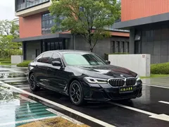 2022 BMW 5 Series 530Li M sports, чёрный — фото 3
