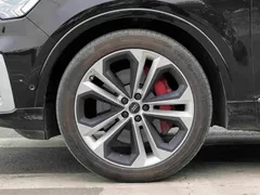 2023 Audi Q7 55 TFSI quattro S, чёрный — фото 4