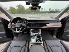 2023 Audi Q7 55 TFSI quattro S, чёрный — фото 9
