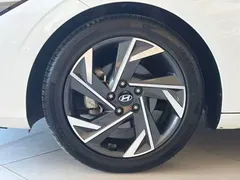 2023 Hyundai Elantra 1.5L CVT LUX Premium, белый — фото 4