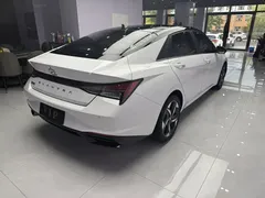 2022 Hyundai Elantra 1.5L CVT LUX Premium, белый — фото 4