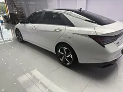 2022 Hyundai Elantra 1.5L CVT LUX Premium, белый — фото 6