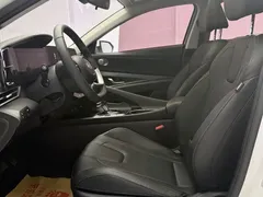 2022 Hyundai Elantra 1.5L CVT LUX Premium, белый — фото 7