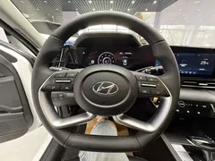 2022 Hyundai Elantra 1.5L CVT LUX Premium, белый — фото 11