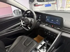 2022 Hyundai Elantra 1.5L CVT LUX Premium, белый — фото 18