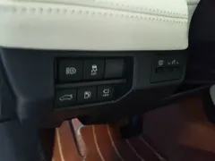 2022 Toyota Avalon 2.0L XLE Premium, белый — фото 16