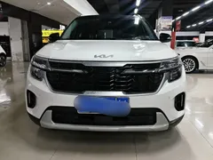 2023 Kia Seltos 1.5L CVT Luxury, белый — фото 2