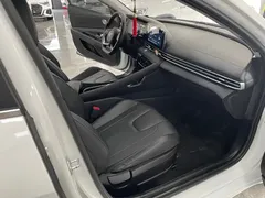 2022 Hyundai Elantra 1.5L CVT LUX Premium, белый — фото 7