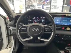 2022 Hyundai Elantra 1.5L CVT LUX Premium, белый — фото 9