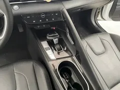 2022 Hyundai Elantra 1.5L CVT LUX Premium, белый — фото 11