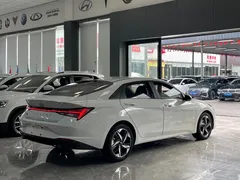 2022 Hyundai Elantra 1.5L CVT LUX Premium, белый — фото 17