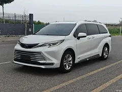 2023 Toyota Sienna 2.5L Hybrid Platinum — фото 1
